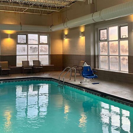 La Quinta By Wyndham Detroit Utica Hotel Bagian luar foto