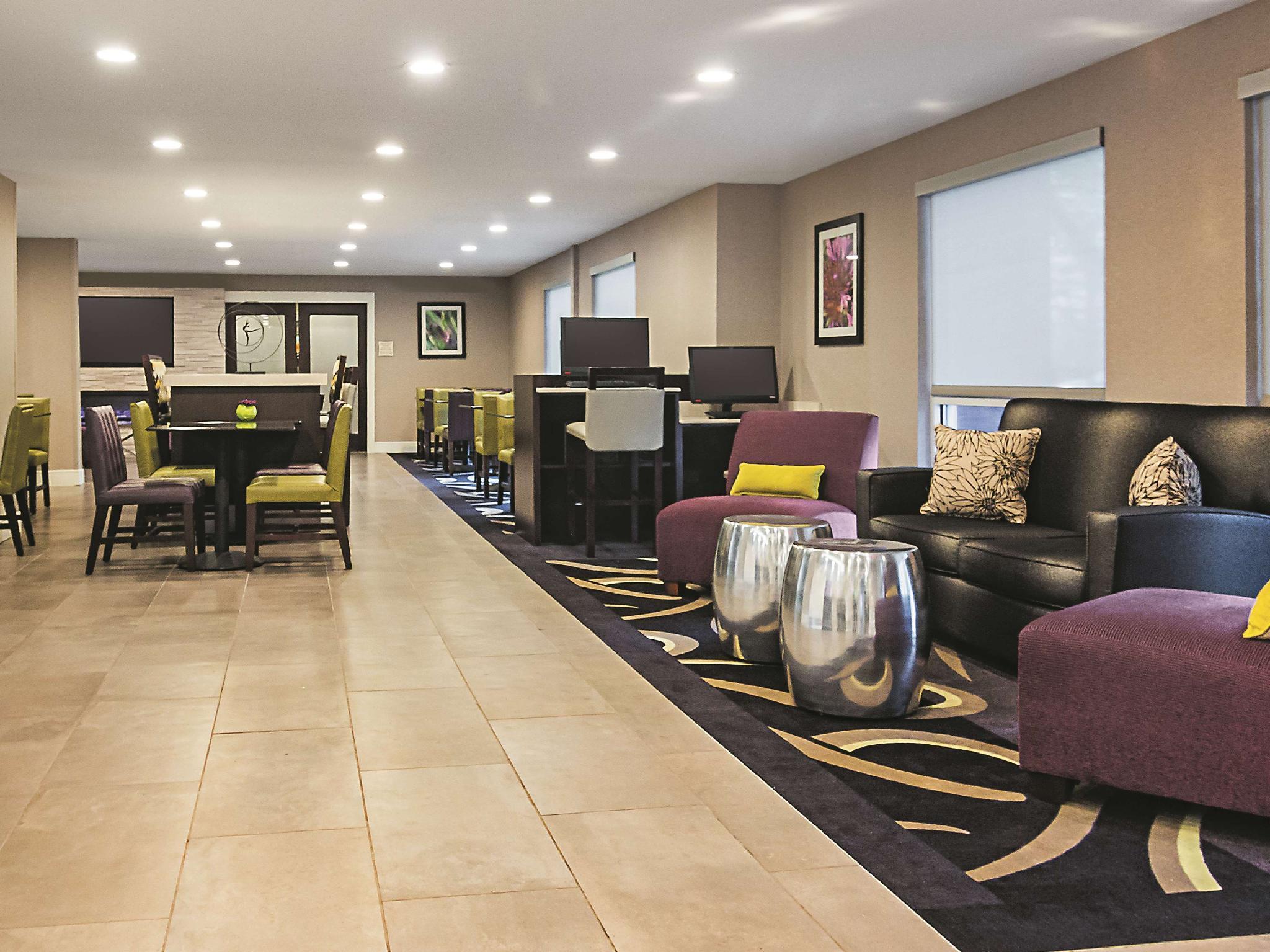 La Quinta By Wyndham Detroit Utica Hotel Bagian luar foto