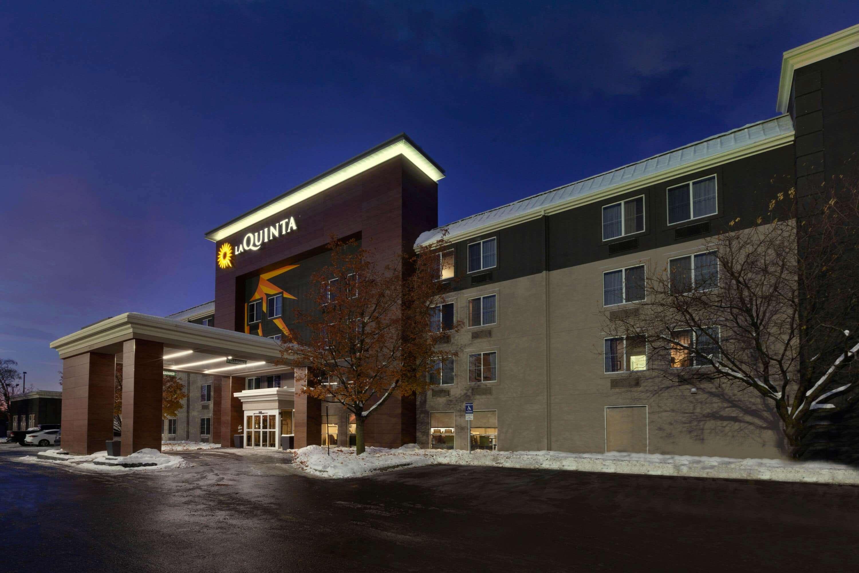 La Quinta By Wyndham Detroit Utica Hotel Bagian luar foto