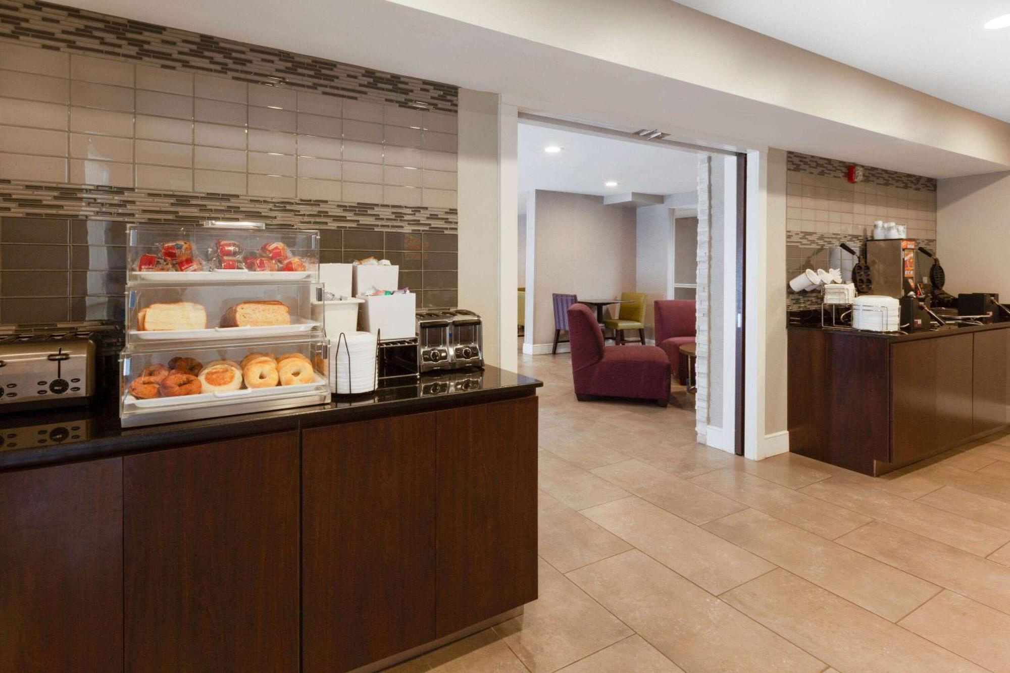 La Quinta By Wyndham Detroit Utica Hotel Bagian luar foto