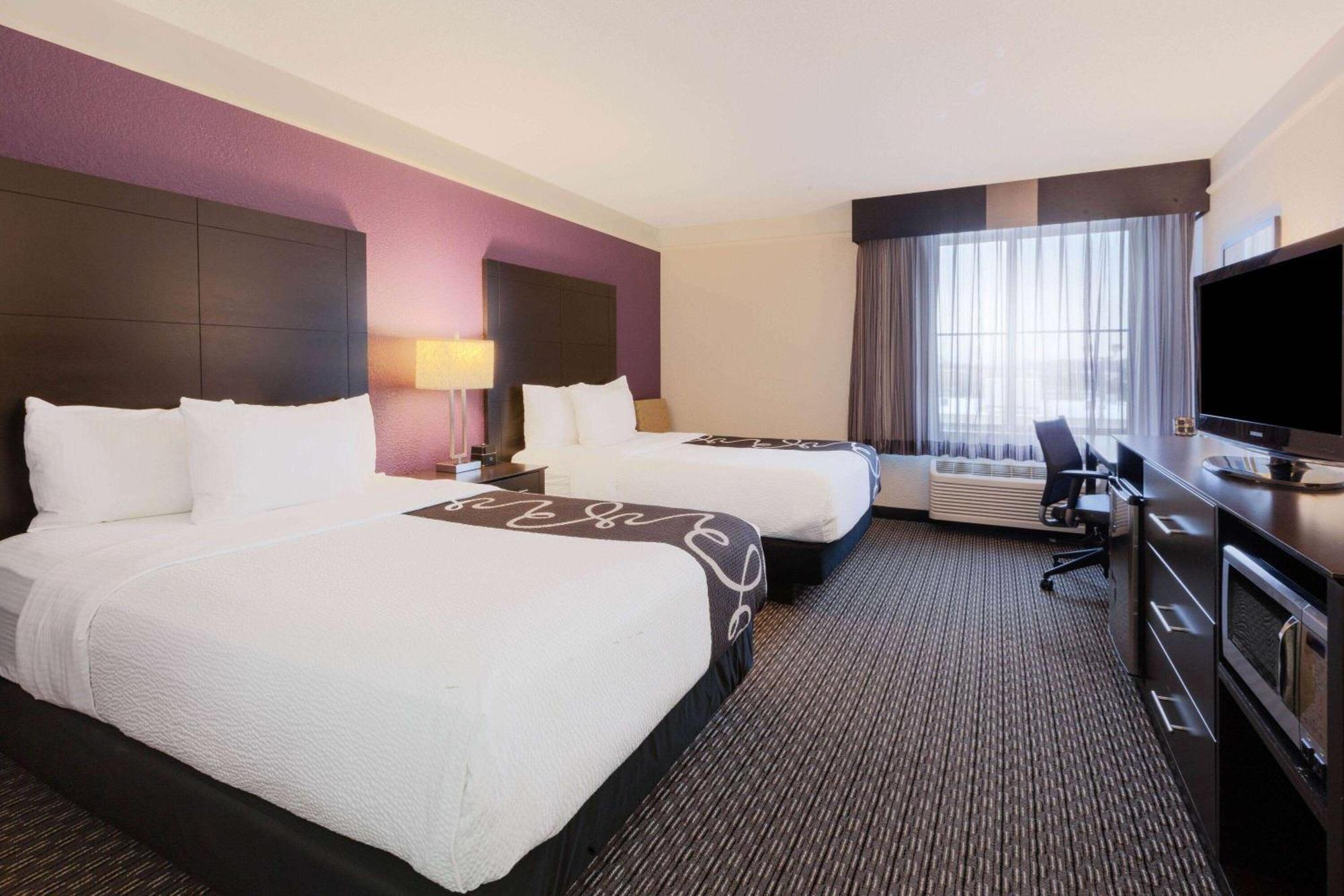 La Quinta By Wyndham Detroit Utica Hotel Bagian luar foto