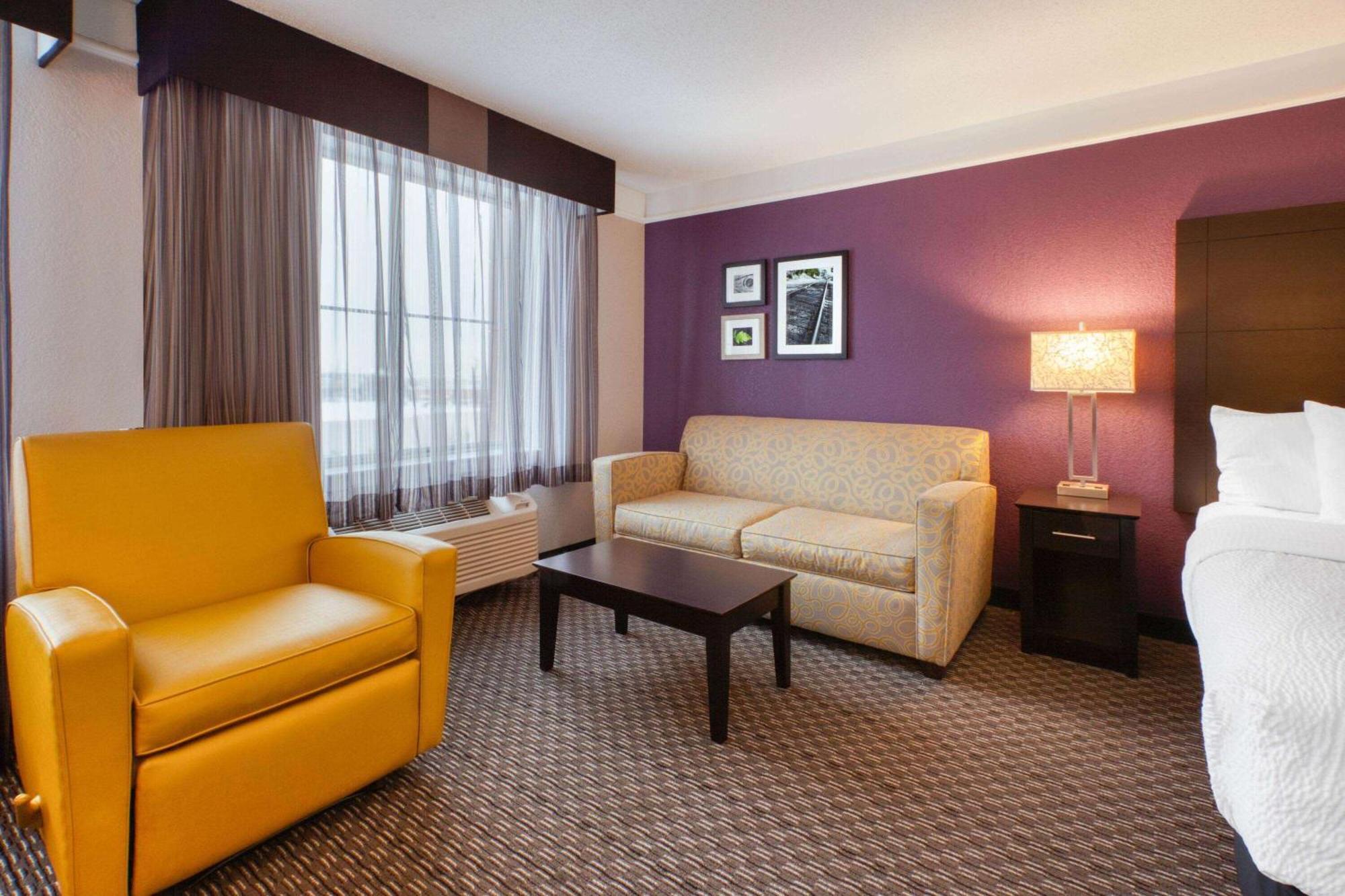 La Quinta By Wyndham Detroit Utica Hotel Bagian luar foto