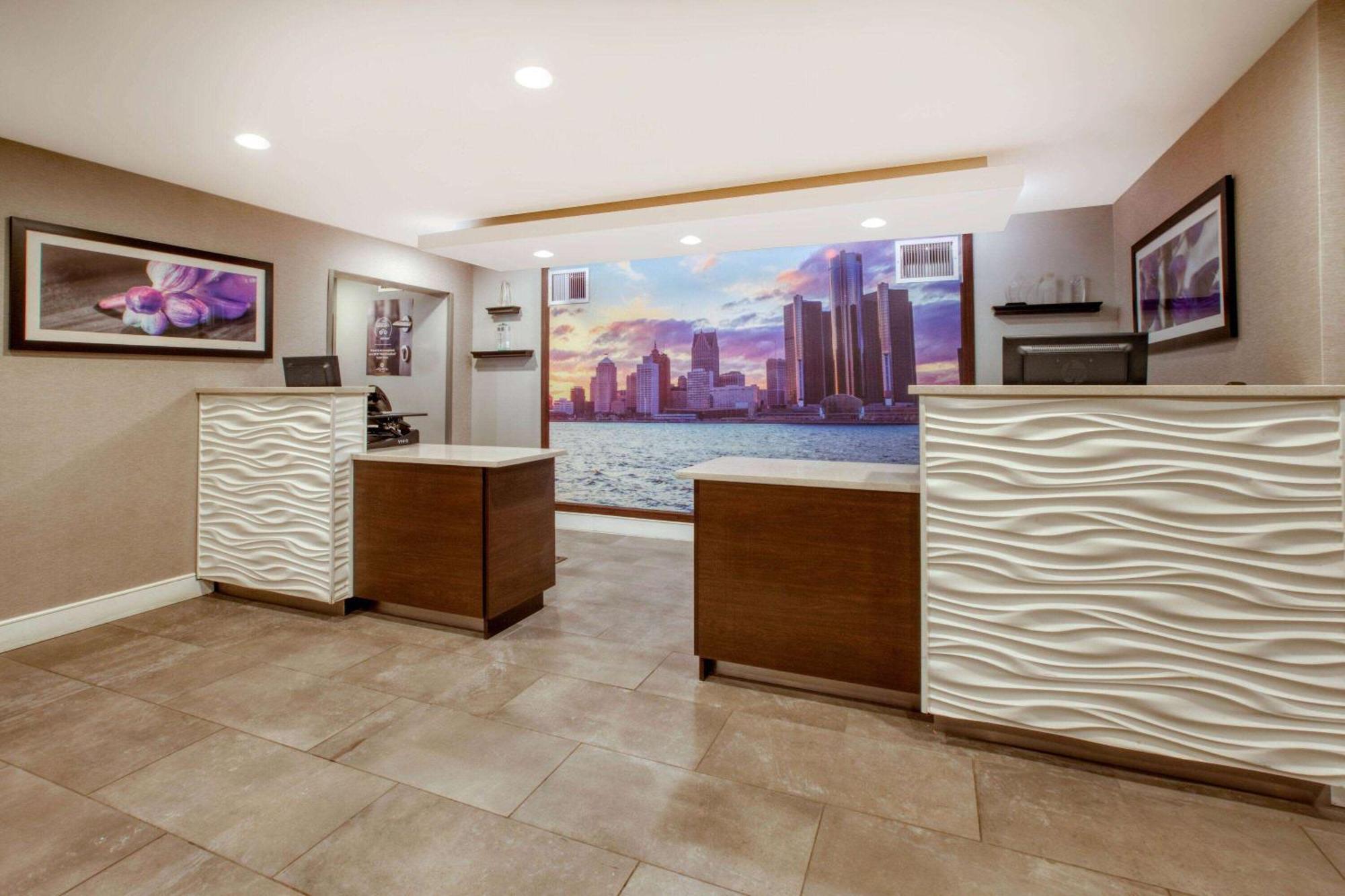La Quinta By Wyndham Detroit Utica Hotel Bagian luar foto