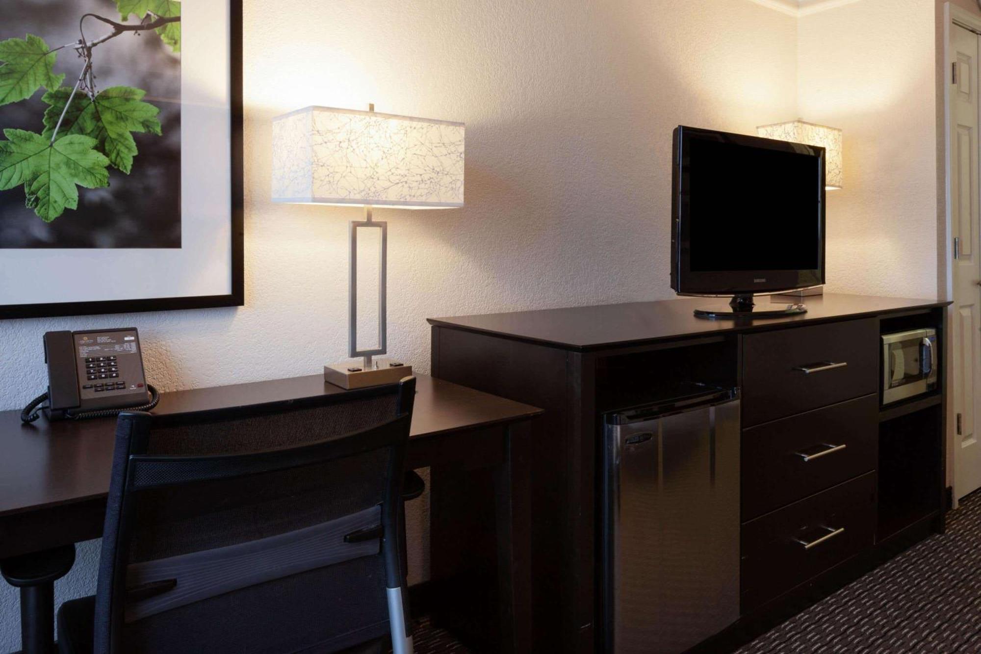 La Quinta By Wyndham Detroit Utica Hotel Bagian luar foto