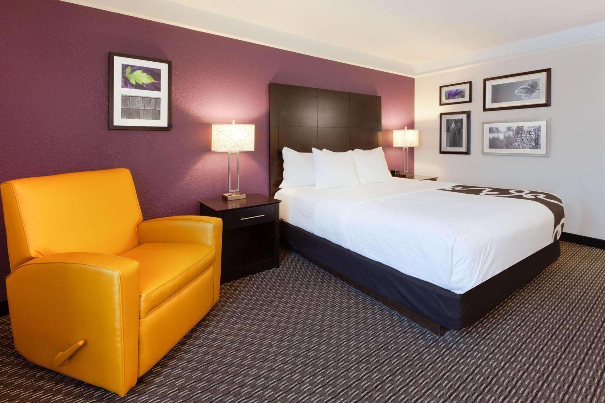 La Quinta By Wyndham Detroit Utica Hotel Bagian luar foto
